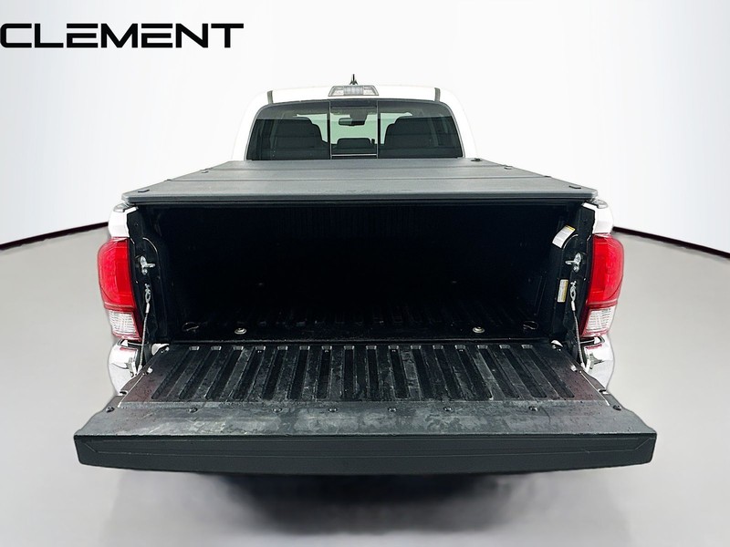 Toyota Tacoma 4WD Vehicle Full-screen Gallery Image 11