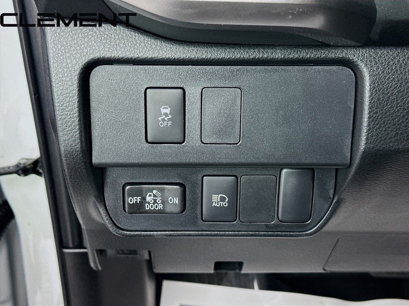 Toyota Tacoma 4WD Vehicle Full-screen Gallery Image 13