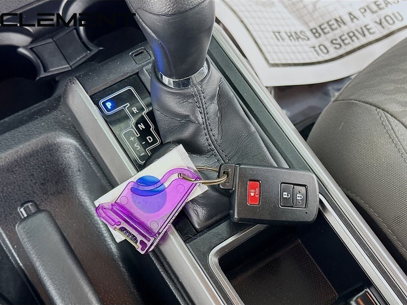 Toyota Tacoma 4WD Vehicle Full-screen Gallery Image 23