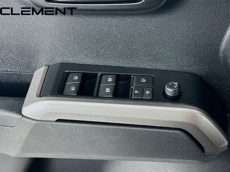 Toyota Tacoma 4WD Vehicle Full-screen Gallery Image 24