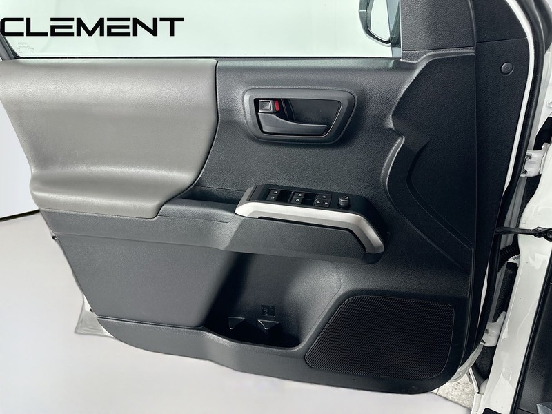 Toyota Tacoma 4WD Vehicle Full-screen Gallery Image 25