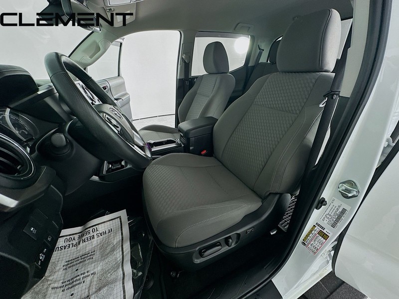 Toyota Tacoma 4WD Vehicle Full-screen Gallery Image 28
