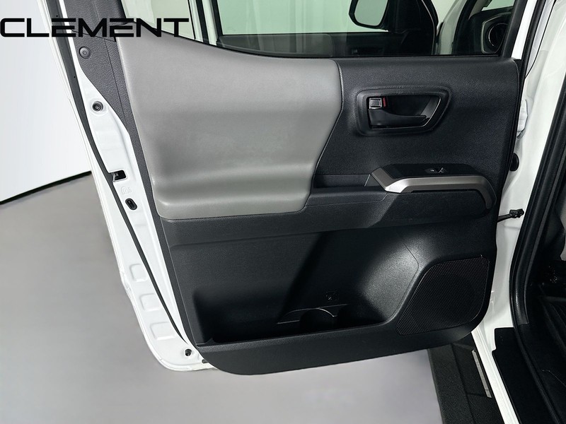 Toyota Tacoma 4WD Vehicle Full-screen Gallery Image 29