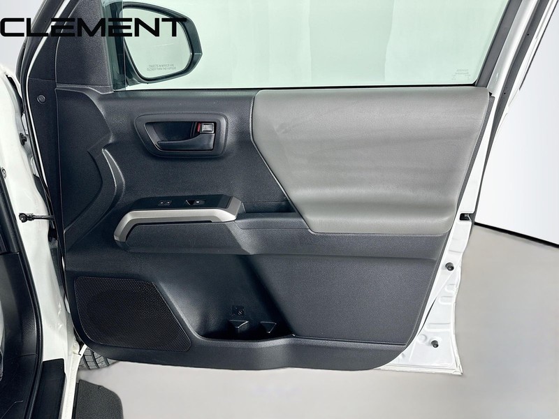 Toyota Tacoma 4WD Vehicle Full-screen Gallery Image 34
