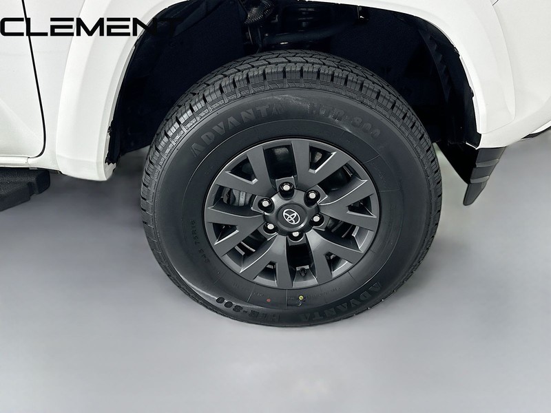 Toyota Tacoma 4WD Vehicle Full-screen Gallery Image 35