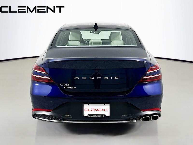 Genesis G70 Vehicle Full-screen Gallery Image 8