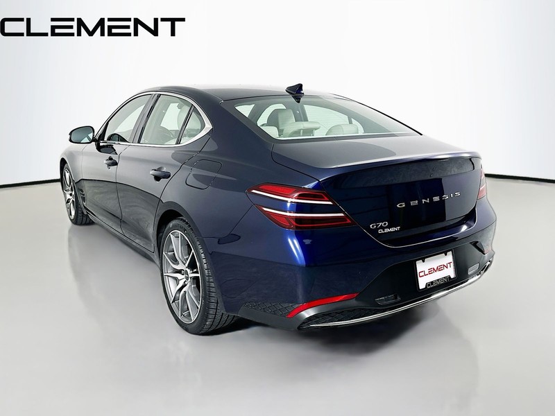 Genesis G70 Vehicle Full-screen Gallery Image 10