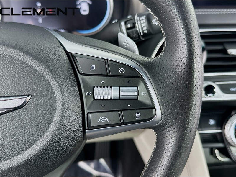 Genesis G70 Vehicle Full-screen Gallery Image 17