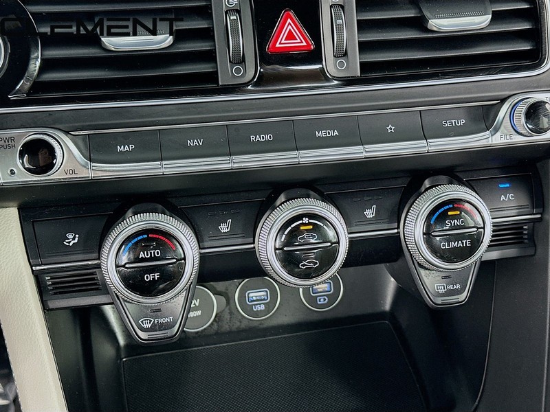 Genesis G70 Vehicle Full-screen Gallery Image 22