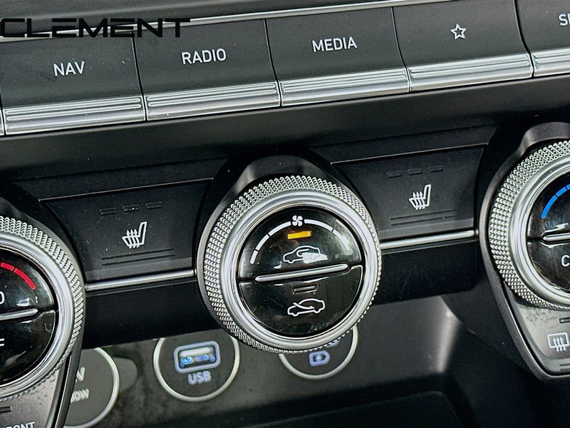 Genesis G70 Vehicle Full-screen Gallery Image 23
