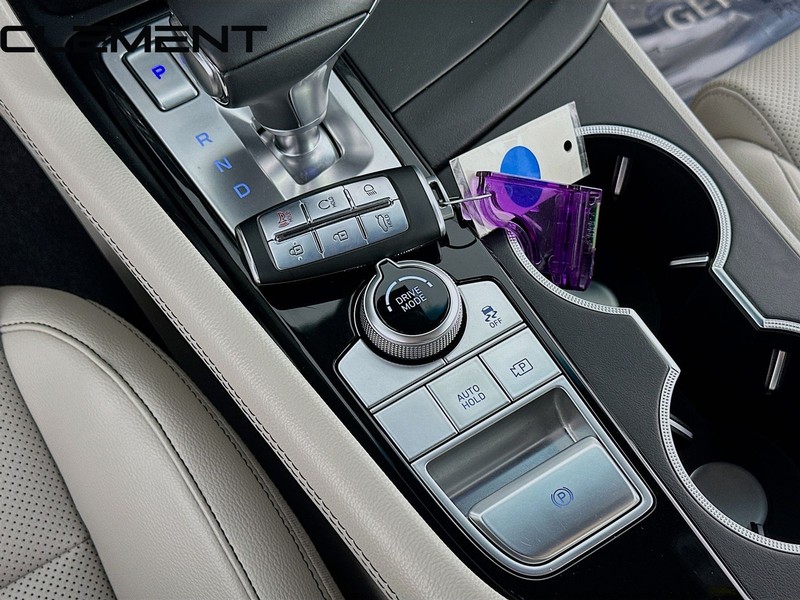 Genesis G70 Vehicle Full-screen Gallery Image 24