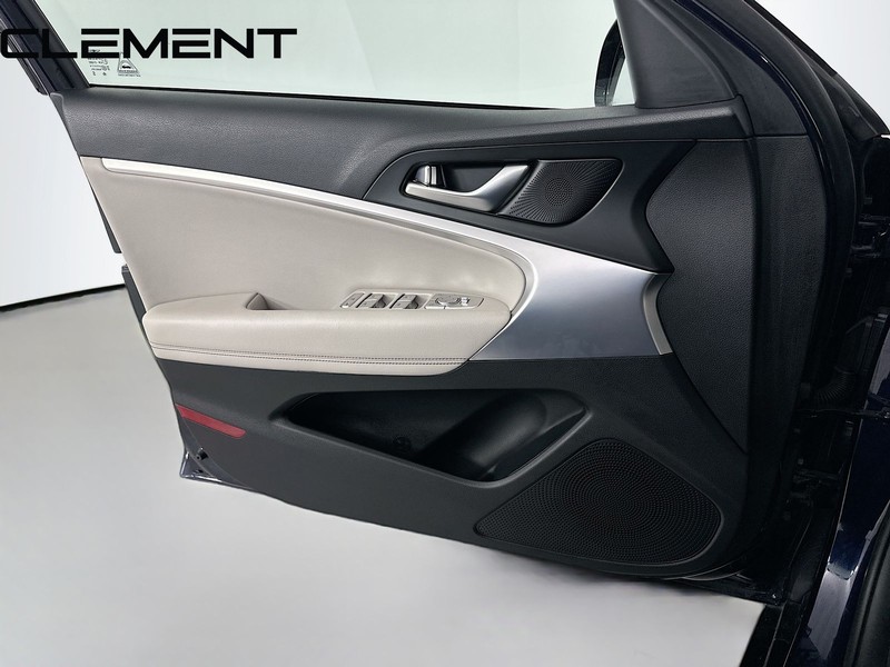 Genesis G70 Vehicle Full-screen Gallery Image 27