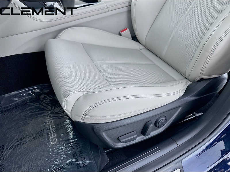 Genesis G70 Vehicle Full-screen Gallery Image 28