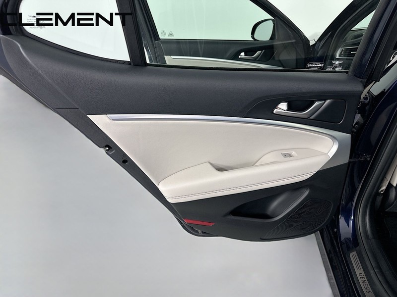 Genesis G70 Vehicle Full-screen Gallery Image 30
