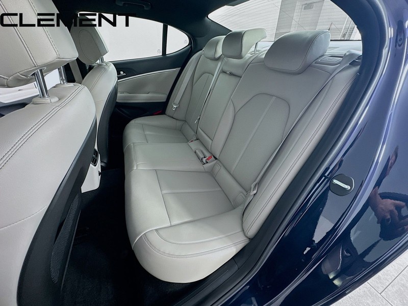 Genesis G70 Vehicle Full-screen Gallery Image 32