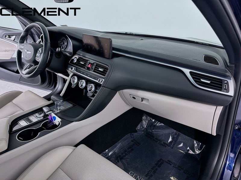 Genesis G70 Vehicle Full-screen Gallery Image 34