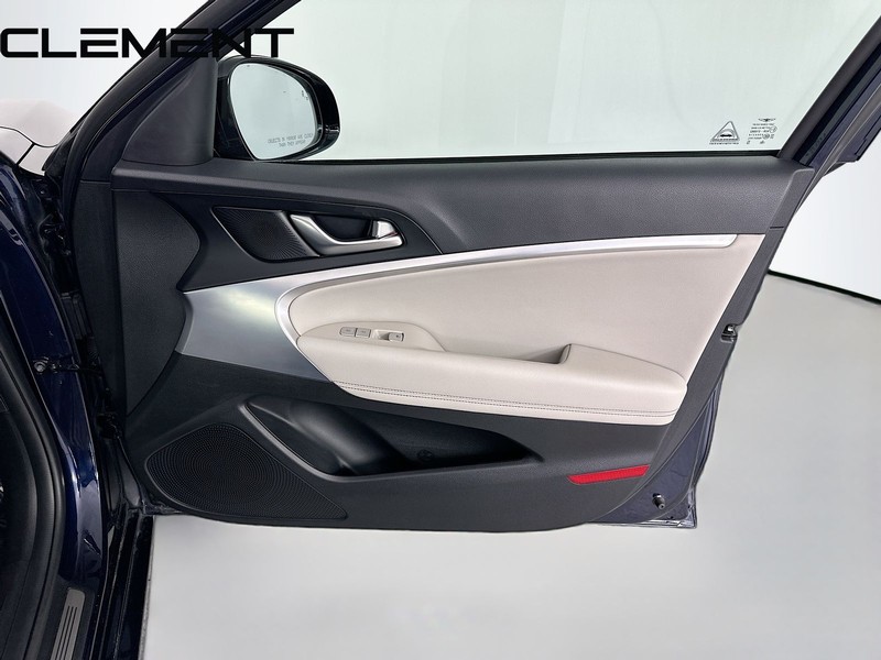 Genesis G70 Vehicle Full-screen Gallery Image 35