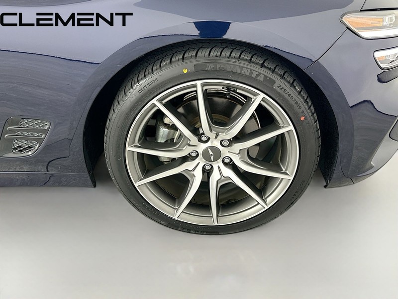 Genesis G70 Vehicle Full-screen Gallery Image 36