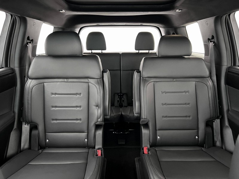 Hyundai Santa Fe Vehicle Full-screen Gallery Image 16