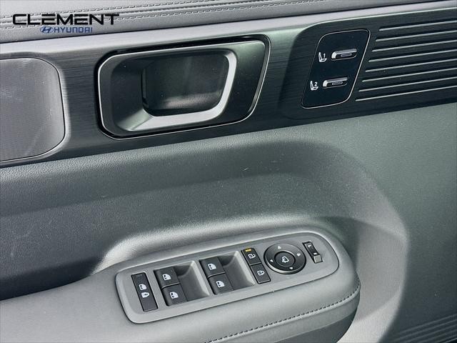 Hyundai Santa Fe Vehicle Full-screen Gallery Image 24