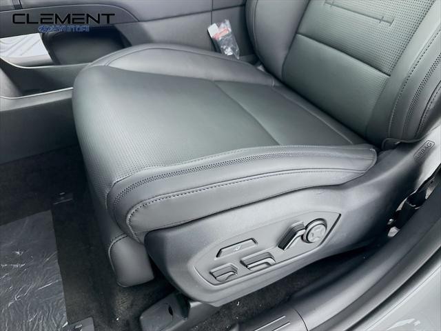 Hyundai Santa Fe Vehicle Full-screen Gallery Image 26