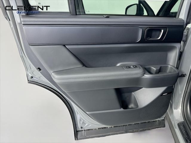 Hyundai Santa Fe Vehicle Full-screen Gallery Image 28