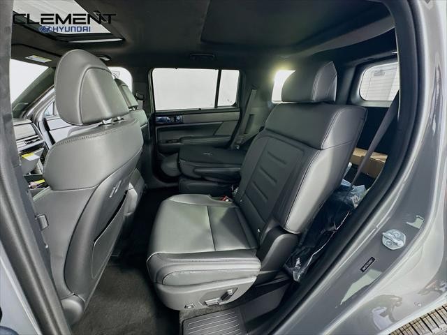 Hyundai Santa Fe Vehicle Full-screen Gallery Image 29