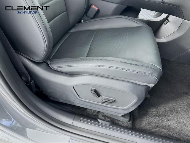 Hyundai Santa Fe Vehicle Full-screen Gallery Image 30