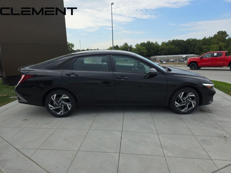 Hyundai Elantra Vehicle Full-screen Gallery Image 6