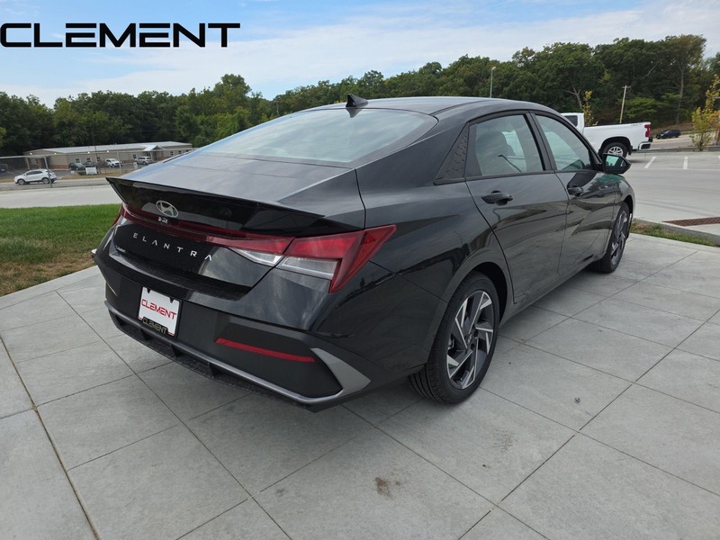 Hyundai Elantra Vehicle Full-screen Gallery Image 8