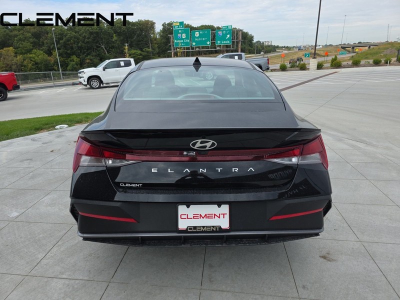 Hyundai Elantra Vehicle Full-screen Gallery Image 10