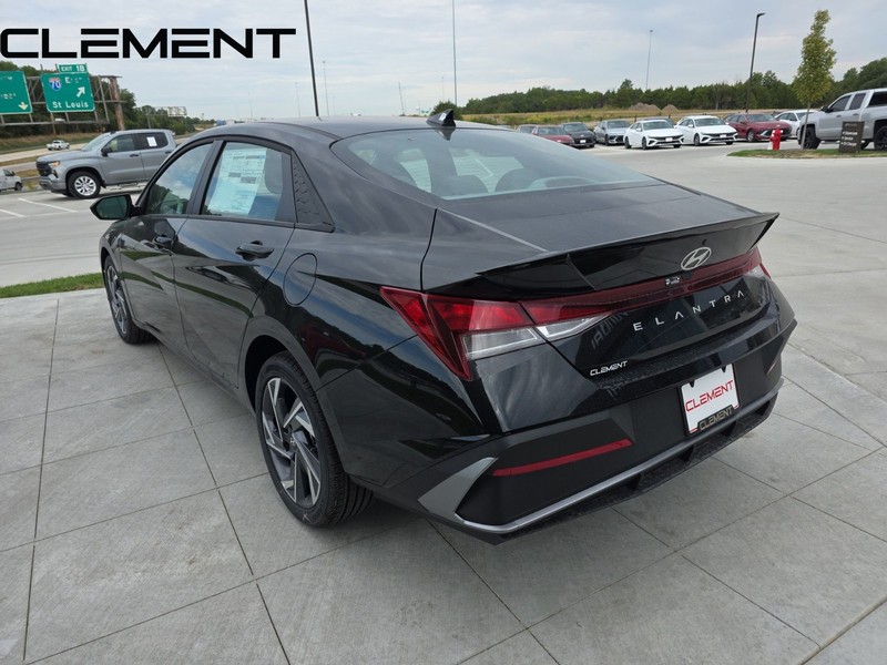 Hyundai Elantra Vehicle Full-screen Gallery Image 11