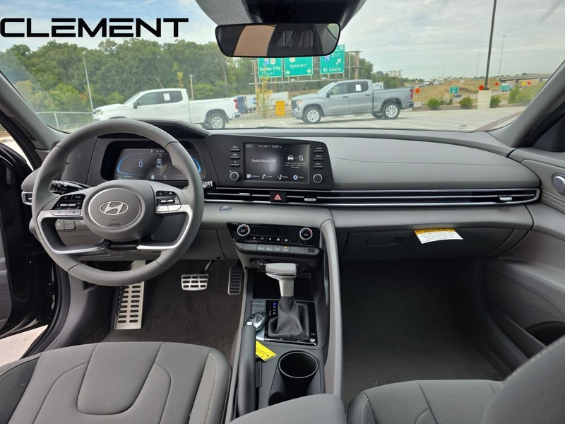 Hyundai Elantra Vehicle Full-screen Gallery Image 12
