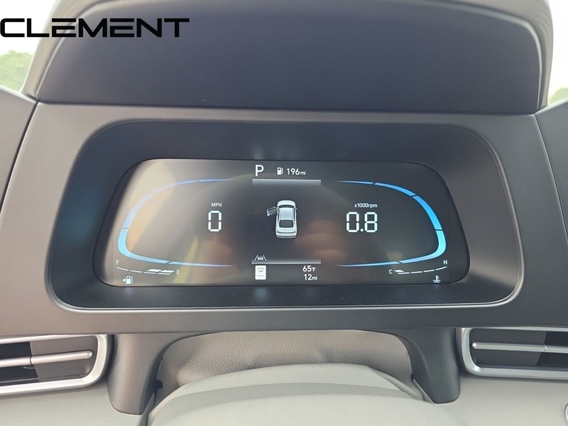 Hyundai Elantra Vehicle Full-screen Gallery Image 19
