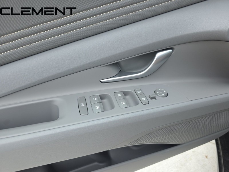 Hyundai Elantra Vehicle Full-screen Gallery Image 25