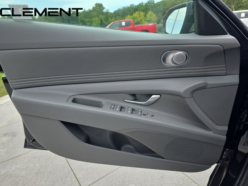 Hyundai Elantra Vehicle Full-screen Gallery Image 27