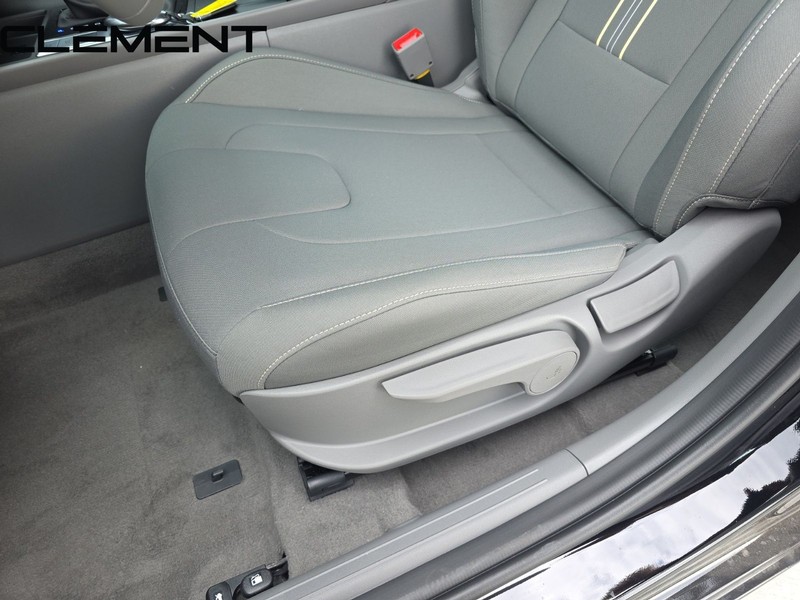 Hyundai Elantra Vehicle Full-screen Gallery Image 28