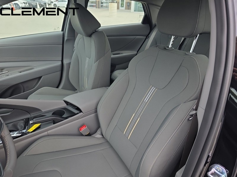 Hyundai Elantra Vehicle Full-screen Gallery Image 29