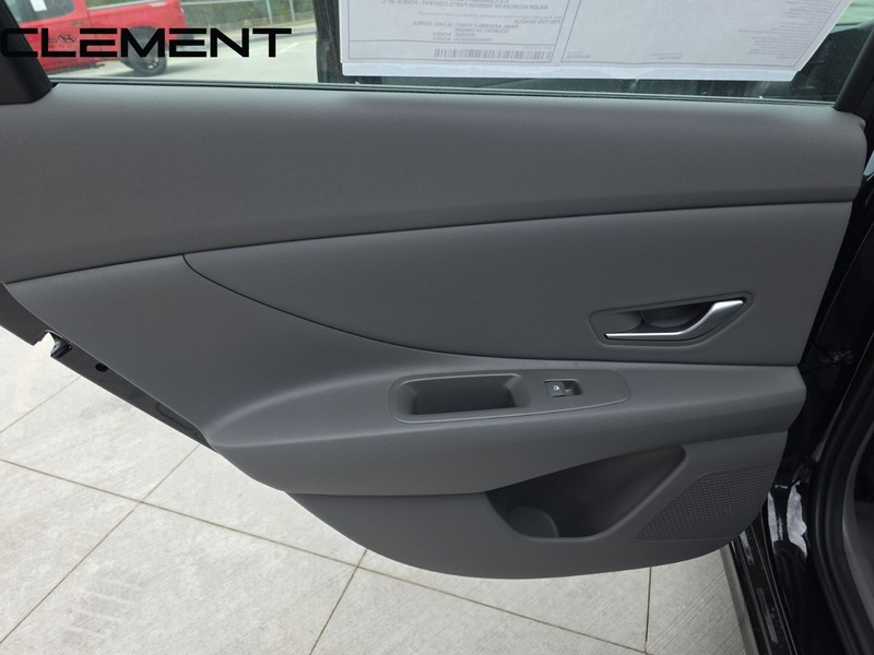 Hyundai Elantra Vehicle Full-screen Gallery Image 30