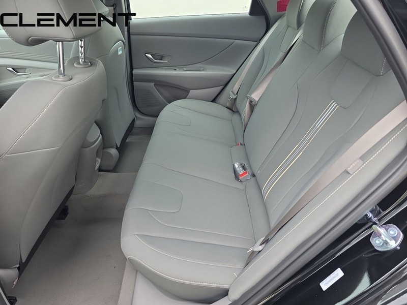 Hyundai Elantra Vehicle Full-screen Gallery Image 32