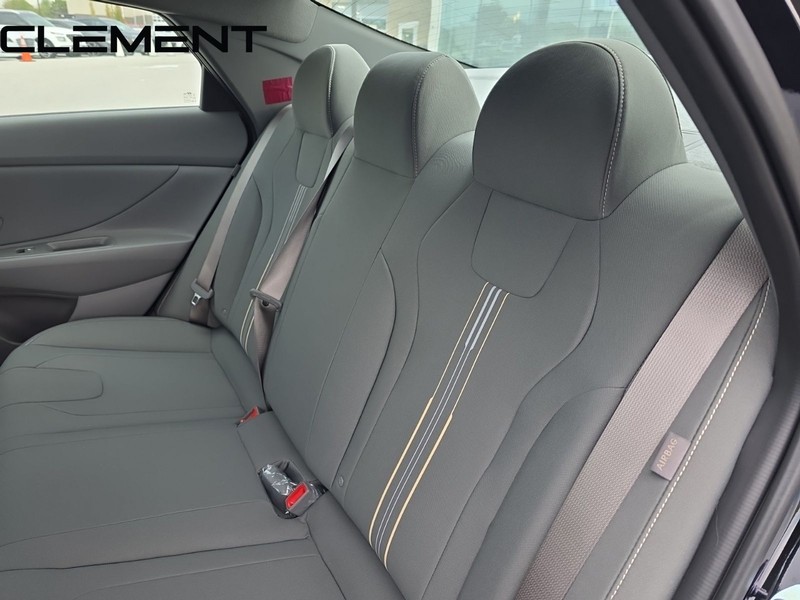 Hyundai Elantra Vehicle Full-screen Gallery Image 33