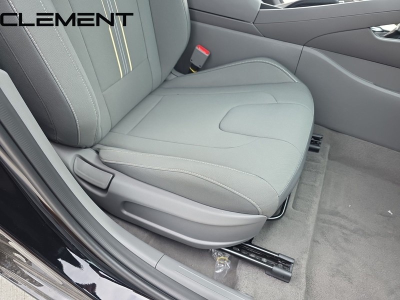 Hyundai Elantra Vehicle Full-screen Gallery Image 35