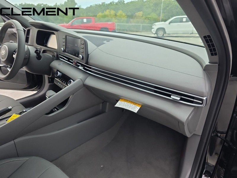 Hyundai Elantra Vehicle Full-screen Gallery Image 36