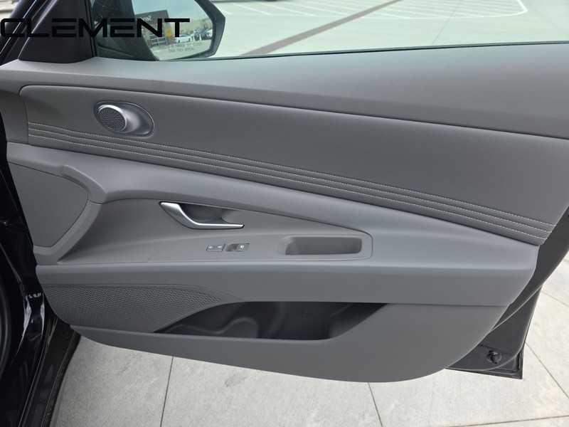 Hyundai Elantra Vehicle Full-screen Gallery Image 37