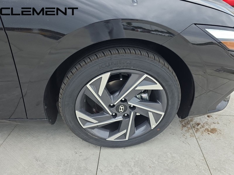 Hyundai Elantra Vehicle Full-screen Gallery Image 38