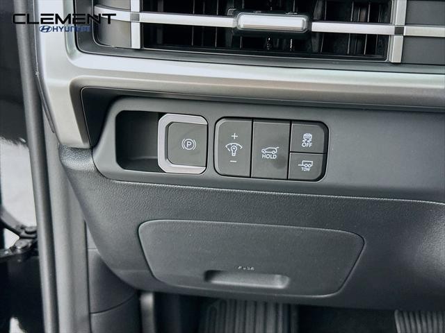 Hyundai Santa Fe Vehicle Full-screen Gallery Image 12