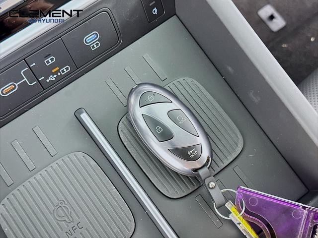 Hyundai Santa Fe Vehicle Full-screen Gallery Image 21