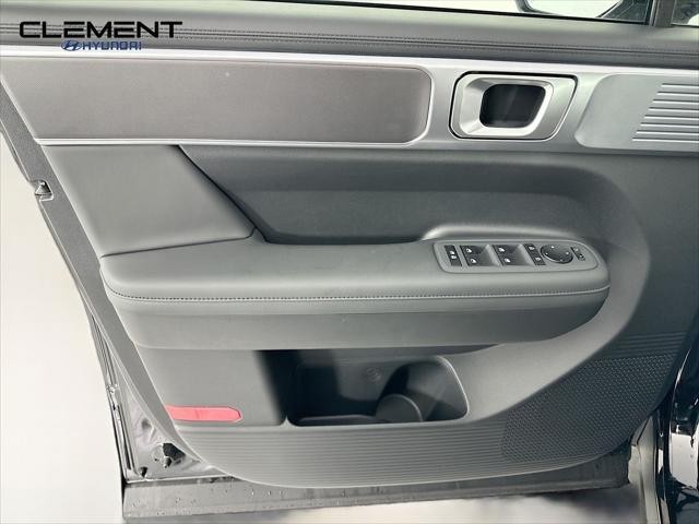 Hyundai Santa Fe Vehicle Full-screen Gallery Image 24