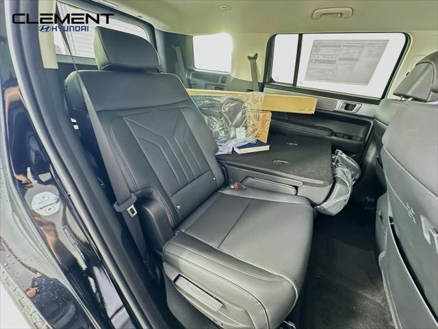 Hyundai Santa Fe Vehicle Full-screen Gallery Image 28