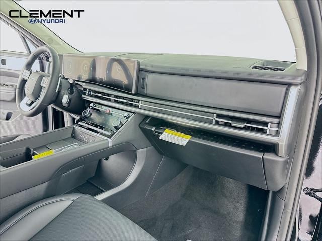 Hyundai Santa Fe Vehicle Full-screen Gallery Image 30